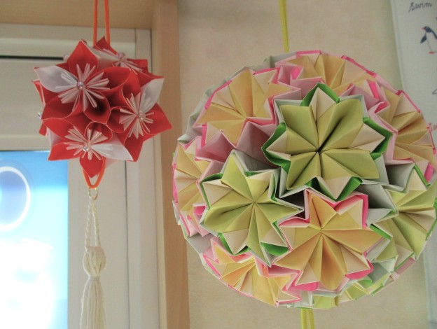 ひのき玄関にて、折り紙のくす玉
